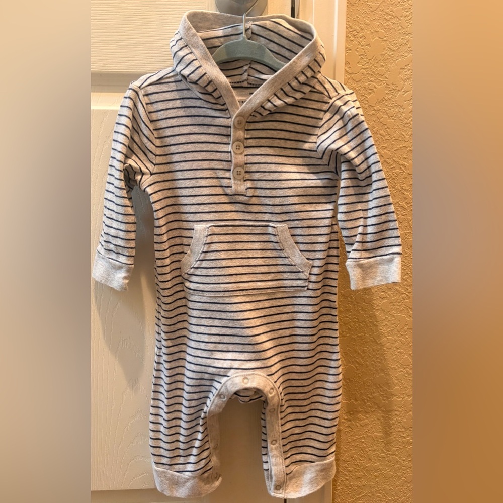 Old Navy gray and Navy Striped Infant outfit 6-12 months